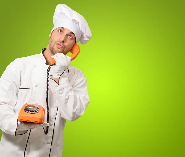 Retrato de um chef conversando no telefone — Fotografia de Stock