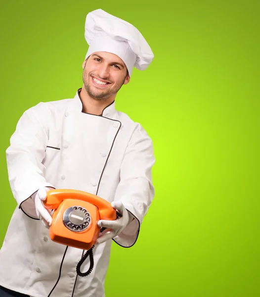 Portrét kuchař drží telefon — Stock fotografie