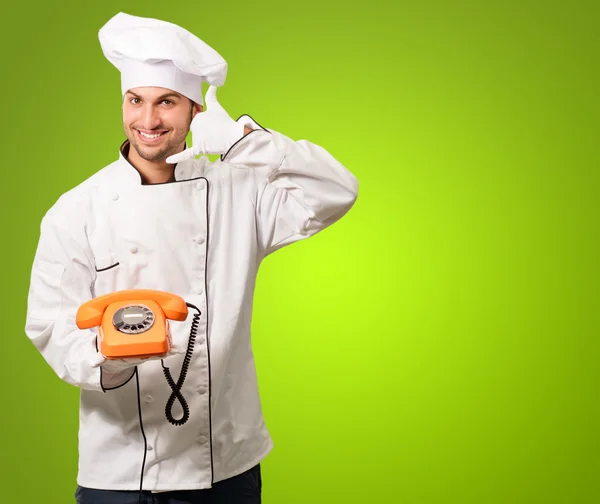 Retrato de um chef segurando um telefone — Fotografia de Stock