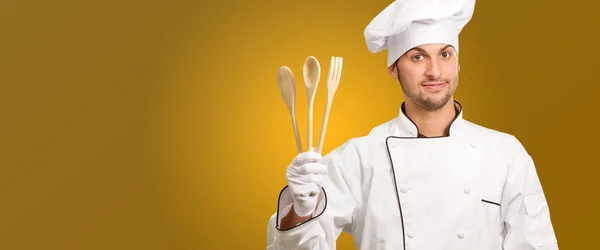 Portret van jonge mannelijke chef-kok houden lepel — Stockfoto