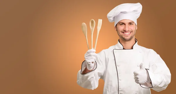 Портрет молодого шеф-повара с ложкой — стоковое фото