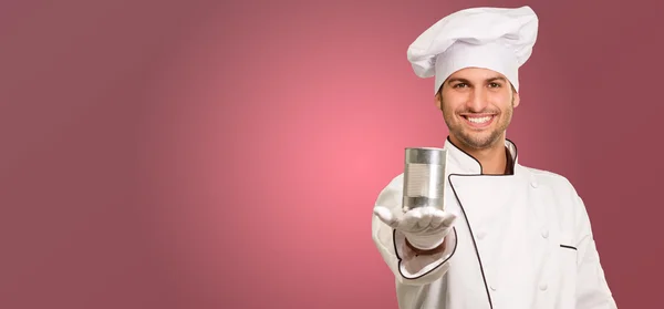 Retrato de un chef masculino sosteniendo una lata — Foto de Stock