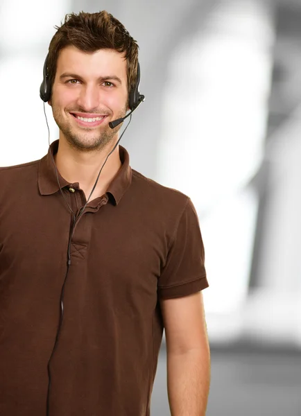 Retrato de um jovem homem com microfone — Fotografia de Stock