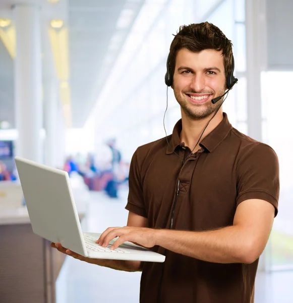 Retrato de um jovem homem com microfone e laptop — Fotografia de Stock