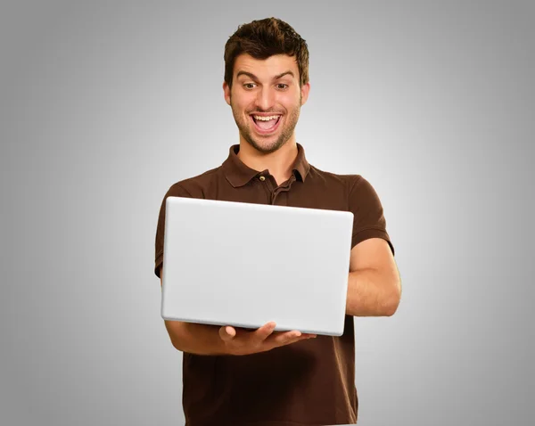 Portret van een jonge man met laptop — Stockfoto