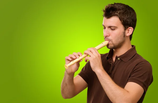 Retrato de un joven macho tocando la flauta — Foto de Stock