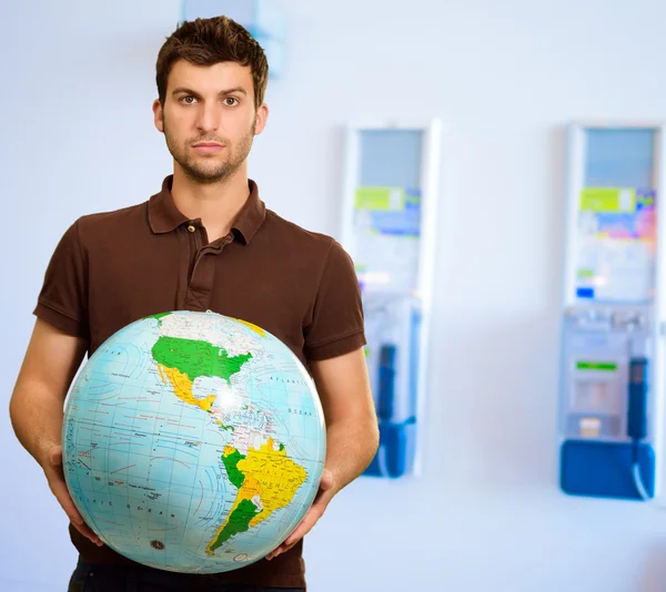 Hombre sosteniendo globo — Foto de Stock