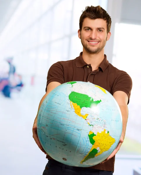 Uomo Holding Globe, Indoor — Foto Stock