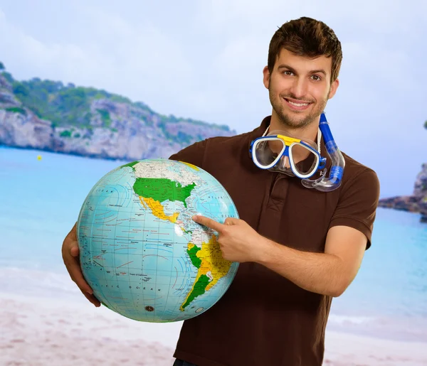 Homem segurando globo — Fotografia de Stock