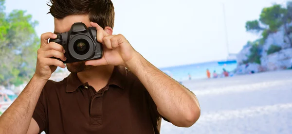 Hombre sosteniendo cámara —  Fotos de Stock