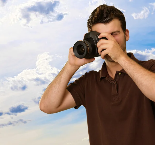 Homem segurando câmera — Fotografia de Stock