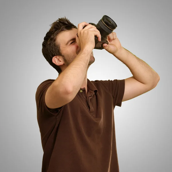 Homem segurando câmera — Fotografia de Stock