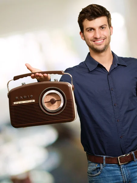 Porträtt av man med radio — Stockfoto