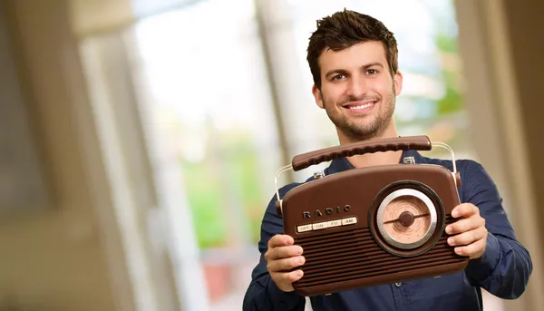 Portrét člověka drží rádio — Stock fotografie