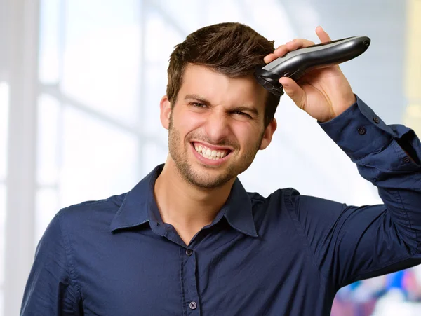 Homem cortando seu cabelo com navalha — Fotografia de Stock