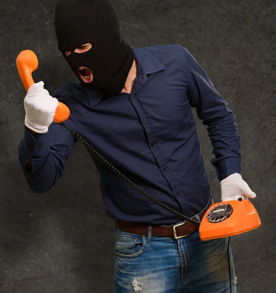 Homem assaltante segurando telefone — Fotografia de Stock