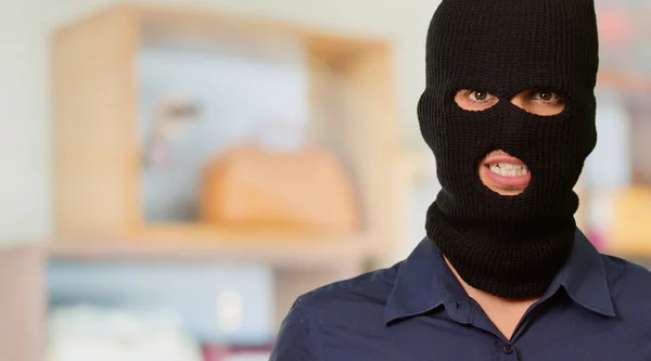 Retrato de un hombre con máscara sosteniendo una bandera — Foto de Stock