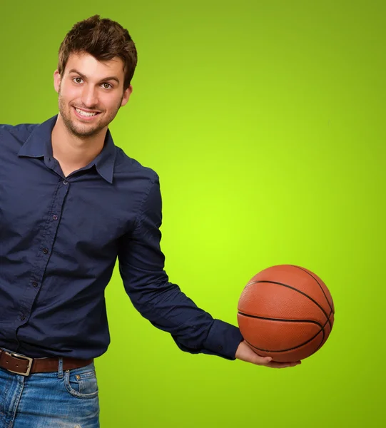 Pria yang memegang basket — Stok Foto