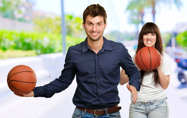 Homem e mulher segurando basquete — Fotografia de Stock