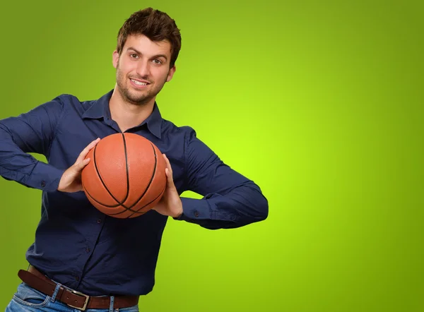 Homem segurando basquete — Fotografia de Stock