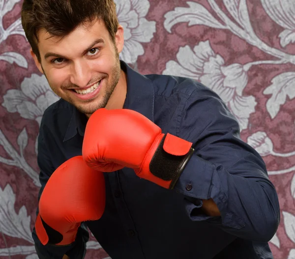 Junger Mann trägt Boxhandschuhe — Stockfoto