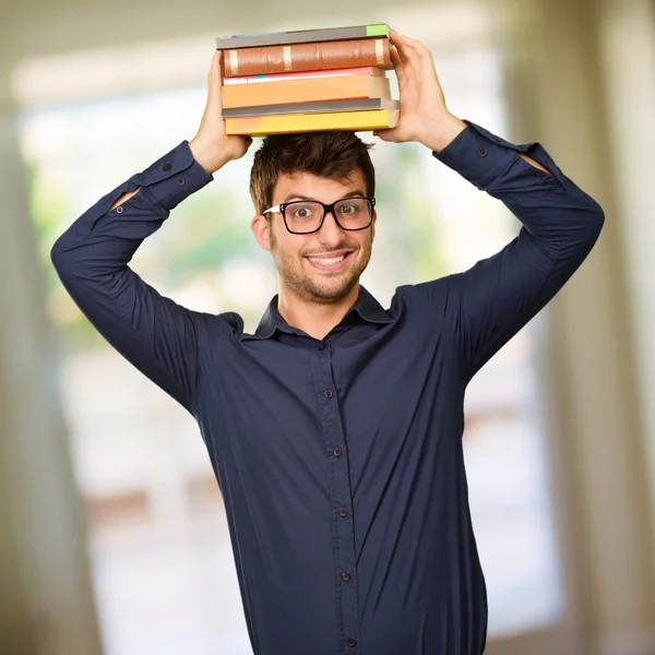 Giovane uomo in possesso di libri — Foto Stock