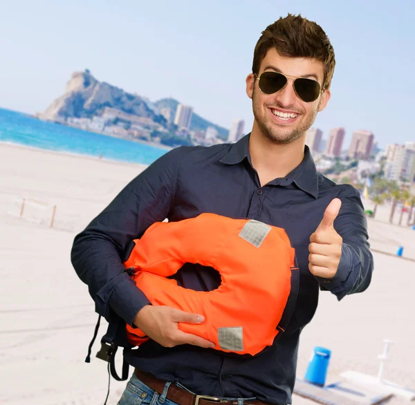 Man die met duimen omhoog teken — Stockfoto