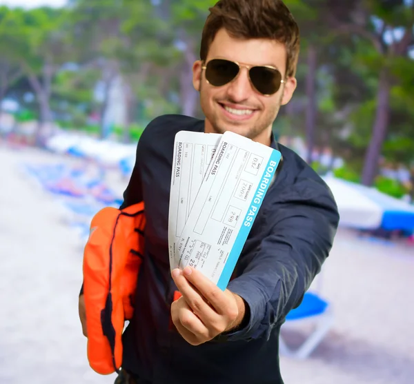 Man Holding Passaggi d'imbarco — Foto Stock