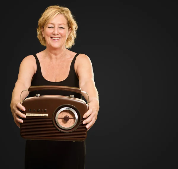 Szczęśliwa kobieta gospodarstwa radia — Zdjęcie stockowe