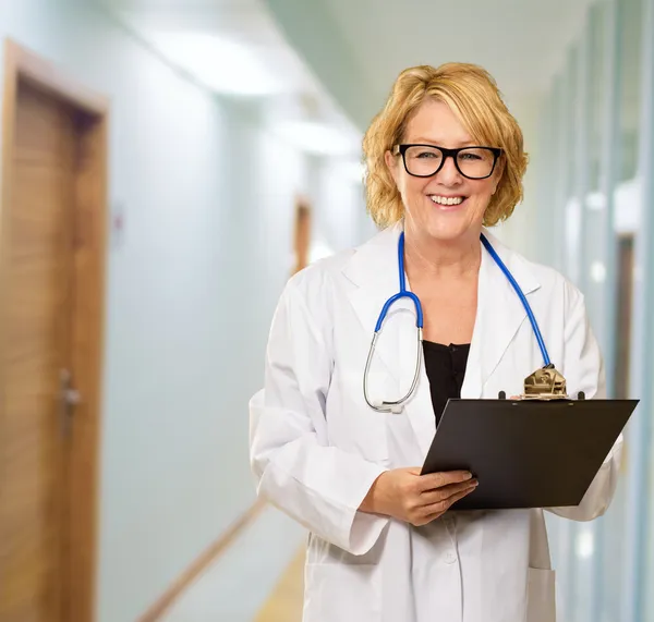 Female Doctor Holding Clipboard — Stock Photo, Image