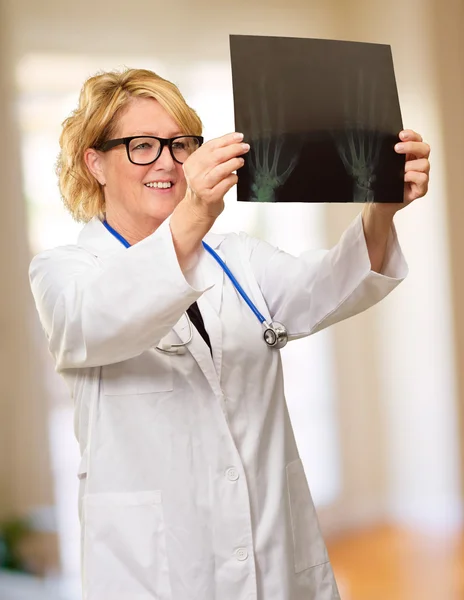 Doctora examinando informe de rayos X — Foto de Stock