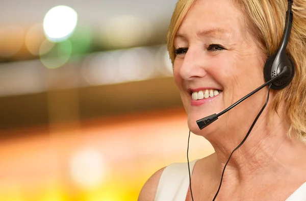 Mujer usando auriculares —  Fotos de Stock