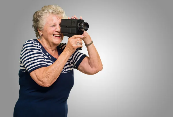 Mulher gravando através de câmera de vídeo — Fotografia de Stock