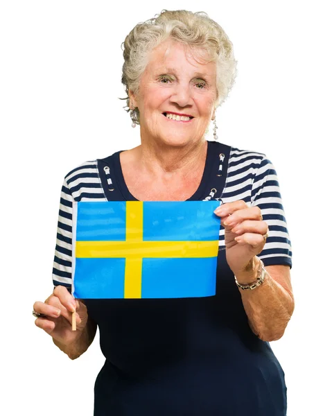 Äldre kvinna stående med Sverige flagga — Stockfoto