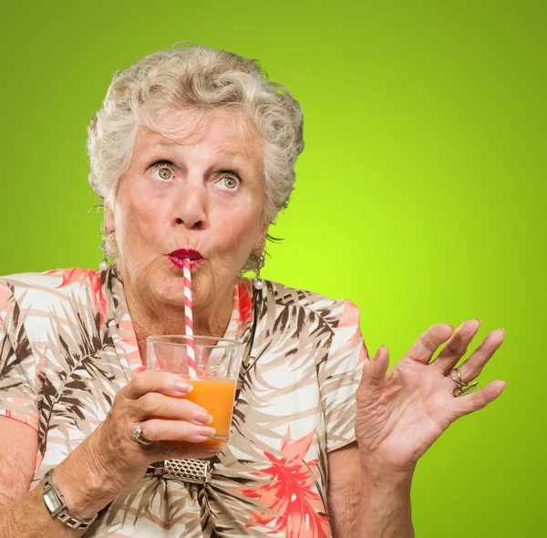 Frau trinkt Orangensaft — Stockfoto