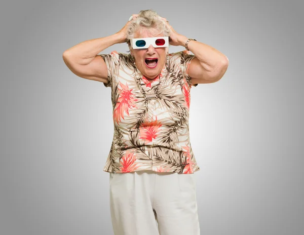 Schockierte Seniorin mit 3D-Brille — Stockfoto