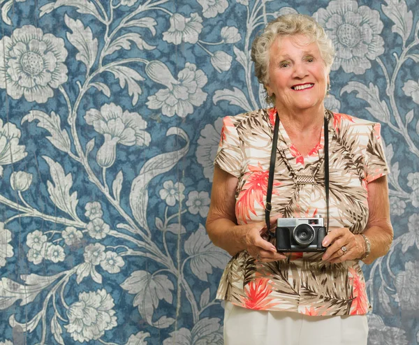 Frau mit Kamera — Stockfoto