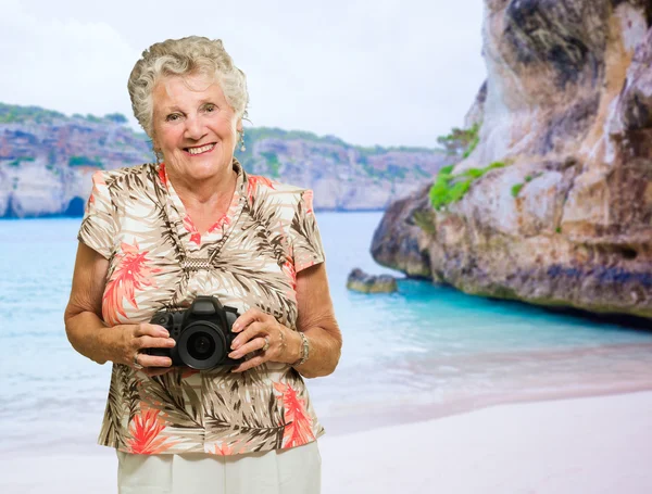 Frau steht mit Kamera — Stockfoto