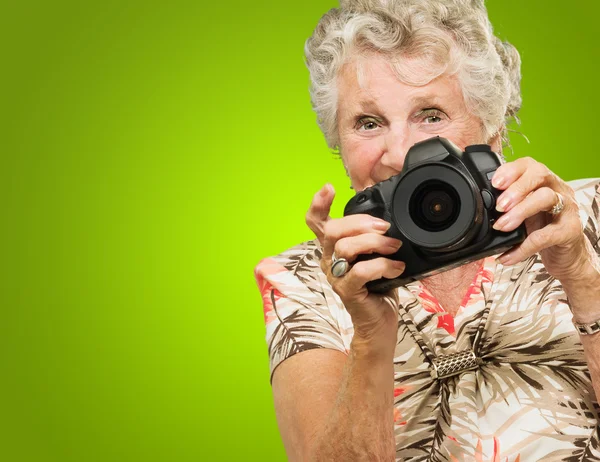 女性保持しているカメラ — ストック写真