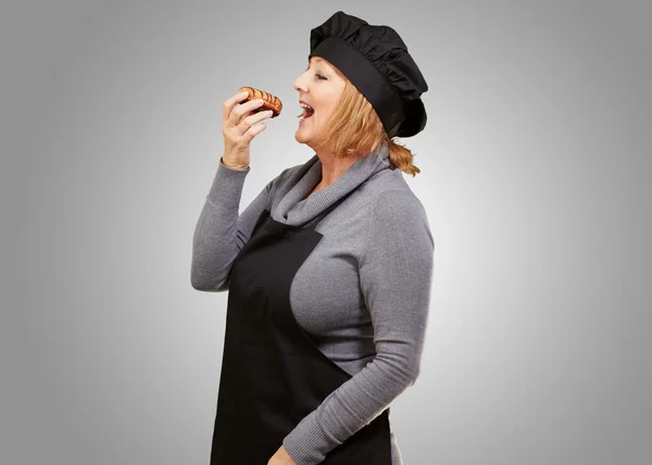 Portrait d'une femme ayant un beignet — Photo
