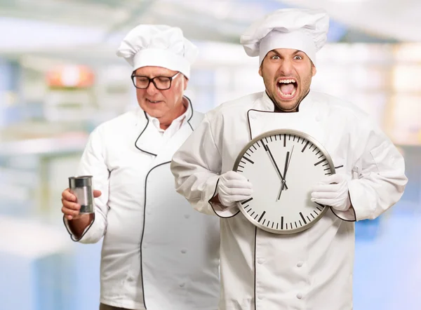 Ritratto dello chef arrabbiato che tiene l'orologio — Foto Stock