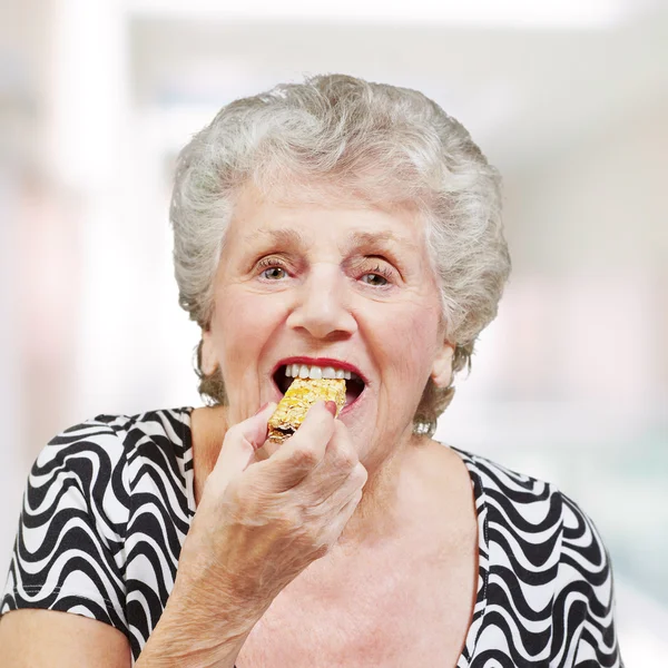 Mujer madura comiendo — Foto de Stock