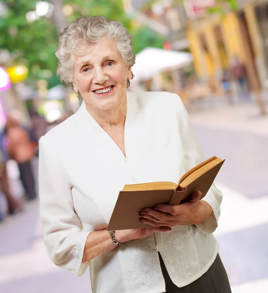 Closeup de uma mulher enquanto segurando livro — Fotografia de Stock