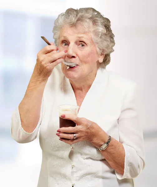 Volwassen vrouw permanent en het nemen van gezonde drank — Stockfoto