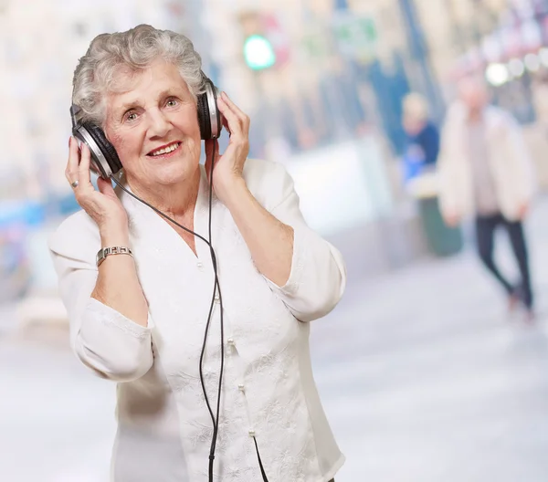 Porträtt av en kvinna, när du lyssnar musik — Stockfoto