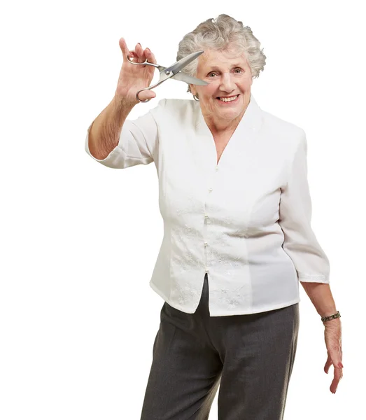 Femme âgée tenant des ciseaux — Photo