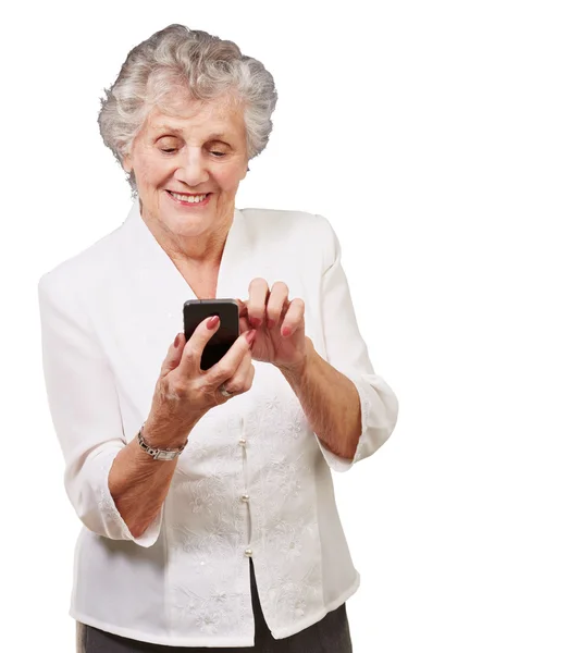 Seniorin benutzte Handy — Stockfoto