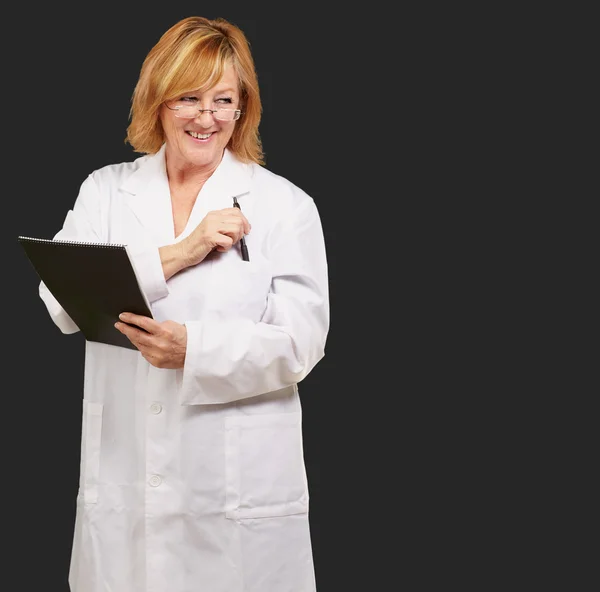 Medico femminile in possesso di libro — Foto Stock