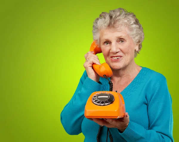 Volwassen vrouw, praten over de telefoon — Stockfoto
