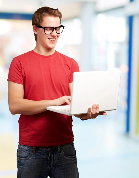 Mann benutzt Laptop — Stockfoto